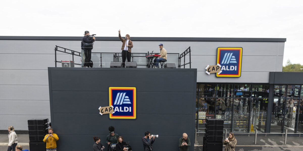 Quando la spesa diventa un concerto memorabile: Lewis Capaldi sul tetto di Aldi